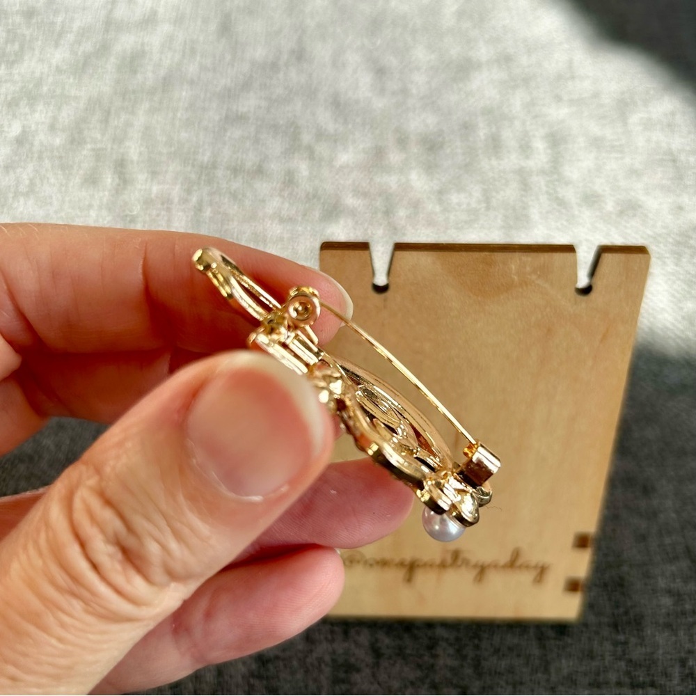 Sparkly Treble Clef + Music Note Fashion Rhinestone, Pearl Brooch Pin, Gold - Picture 5 of 17